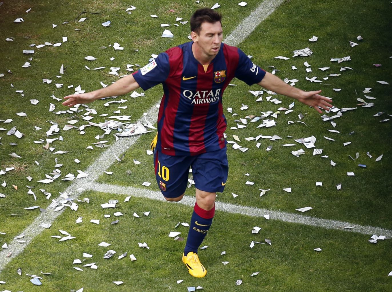 Lionel Messi running on the pitch to celebrate Barcelona goal. Neymar Jr and Al Hilal