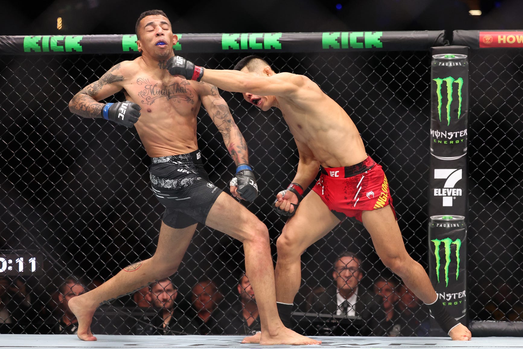 Carlos Prates def. Li Jingliang at UFC 305: Best photo