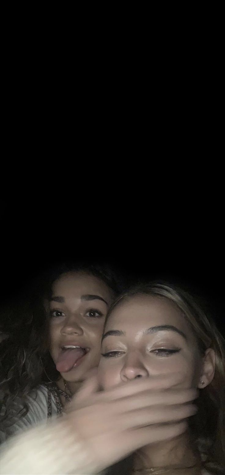 Wallpaper Banks (Kiara & Sarah)