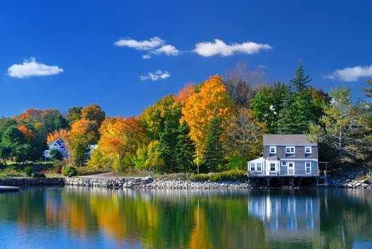 Fall Lake House Image