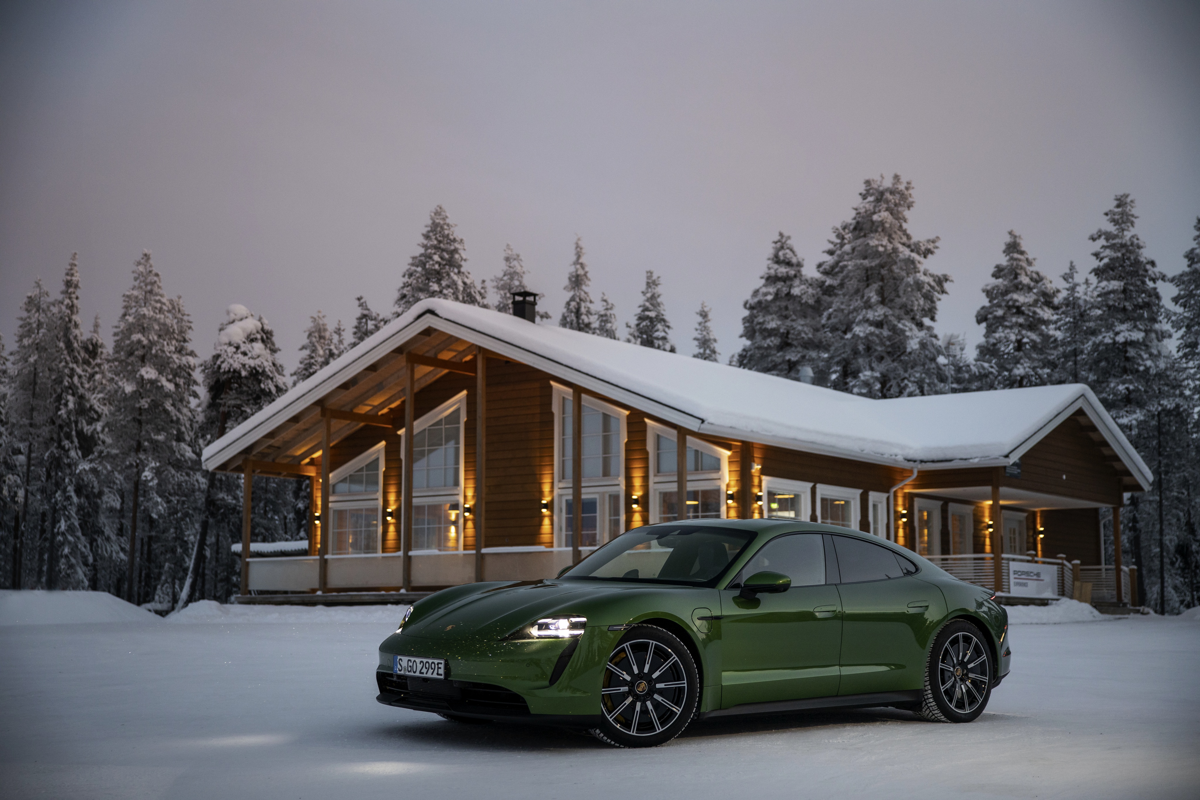 Wallpaper Porsche 2020, Taycan 4S Green Winter Snow Cars 4096x2731