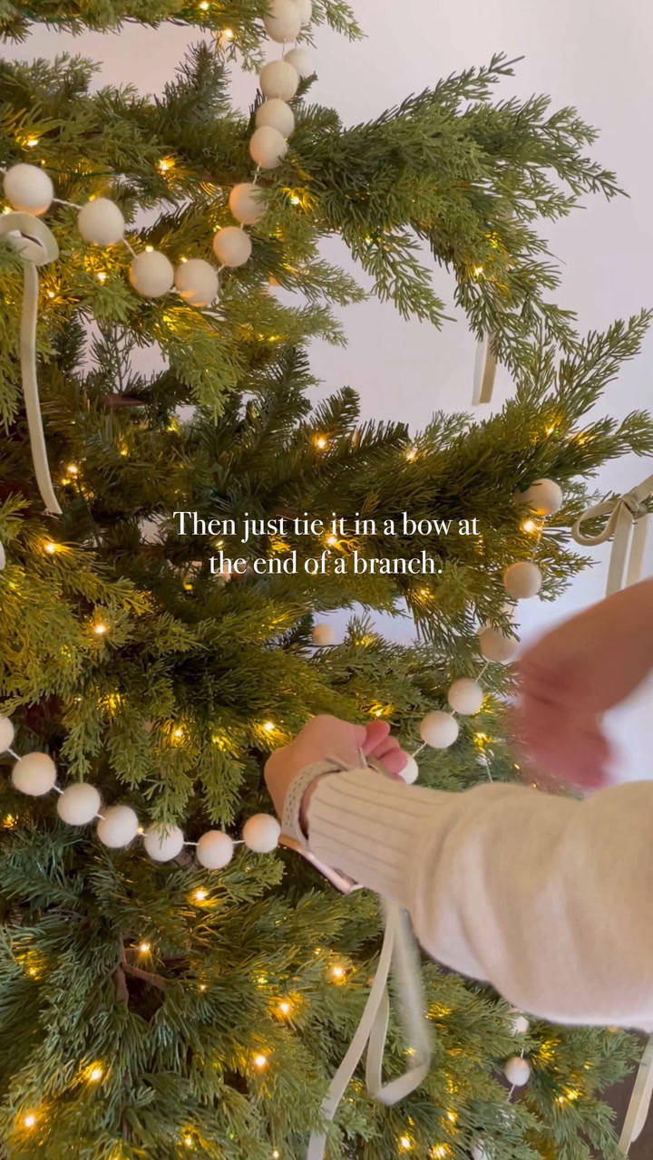 RibbonBowsOnChristmasTree.mov