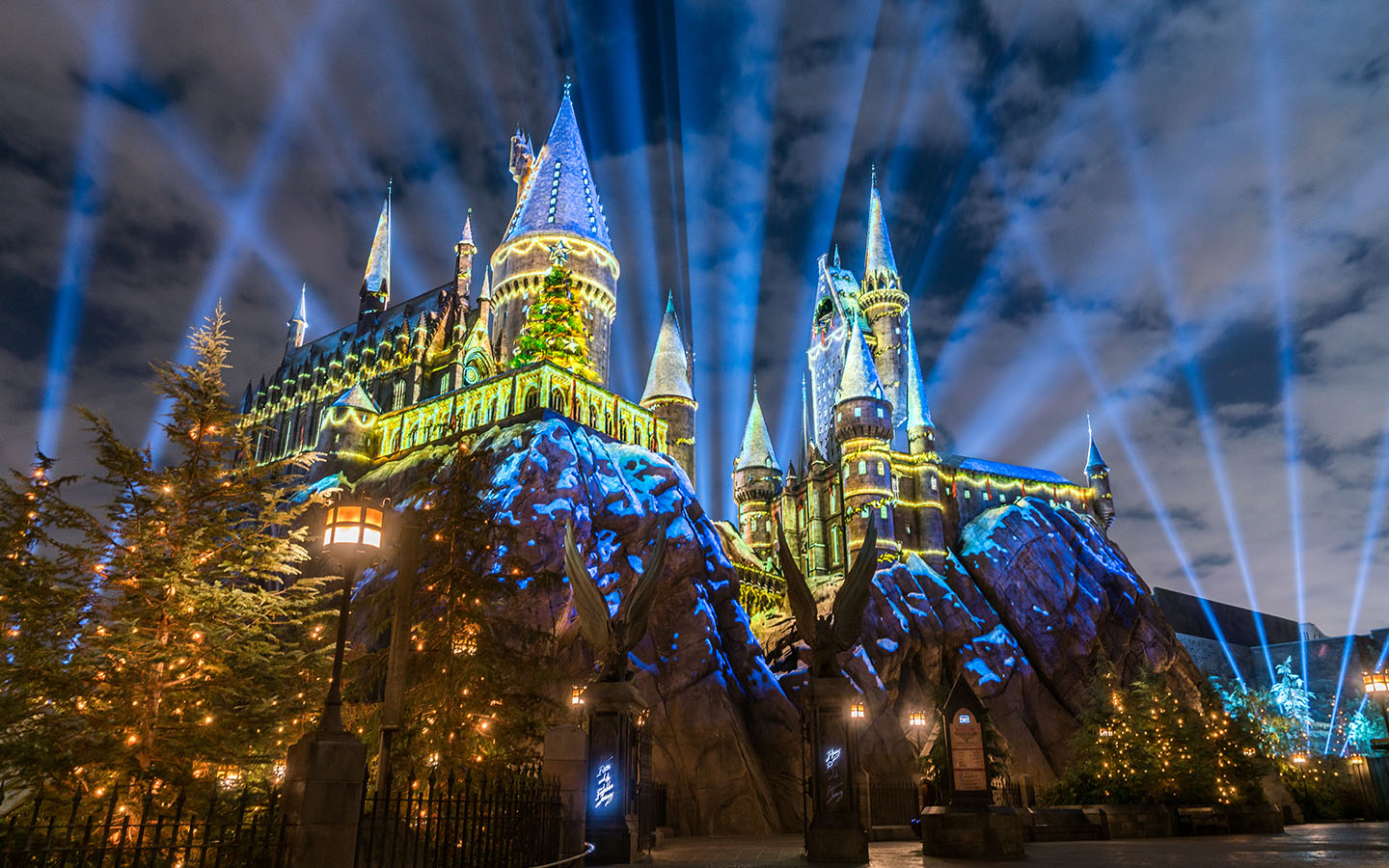 The Magic of Christmas in The Wizarding World of Harry Potter