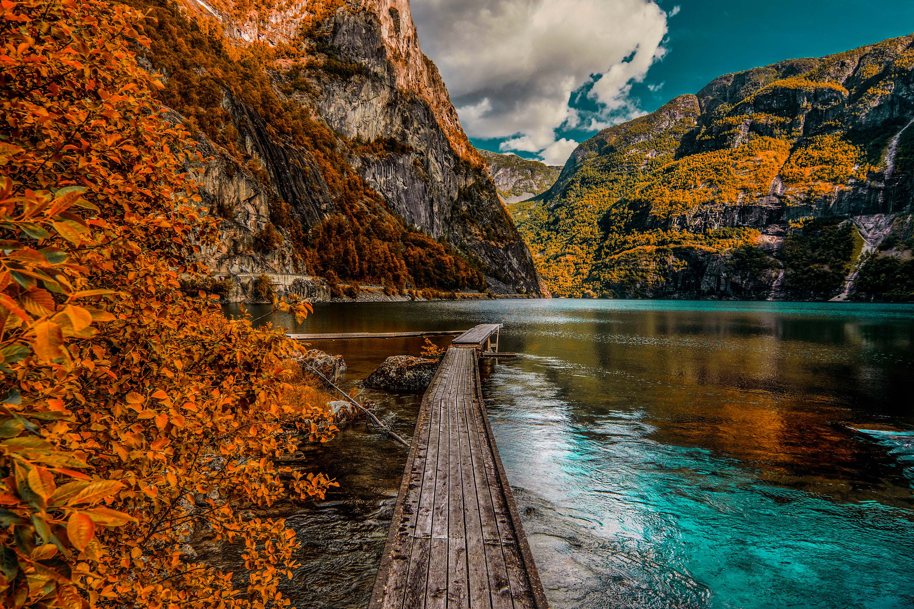 Stunning HD Lake Photography: Nature's Autumn Serenity in Vivid Detail