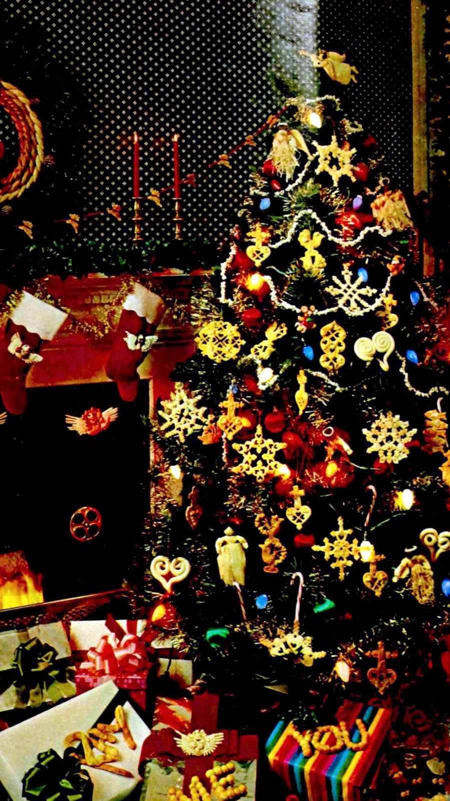 Christmas trees in the 70s: See 55 fun, flashy & whimsical trends we love