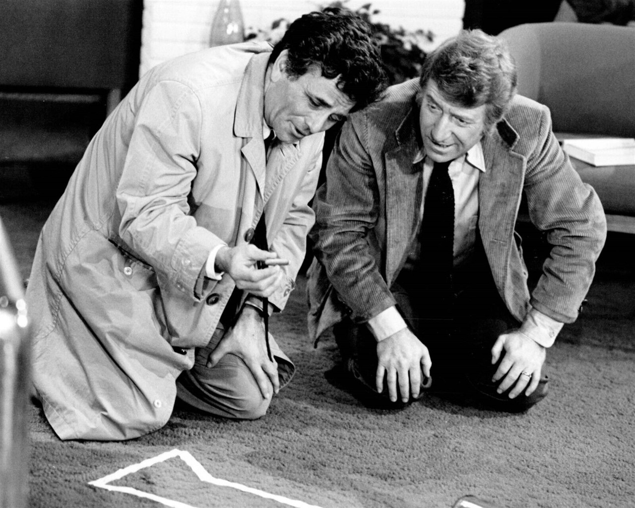 Columbo 1978 The Conspirators Peter Falk Clive Revill at crime scene 8x10 photo Movie Store
