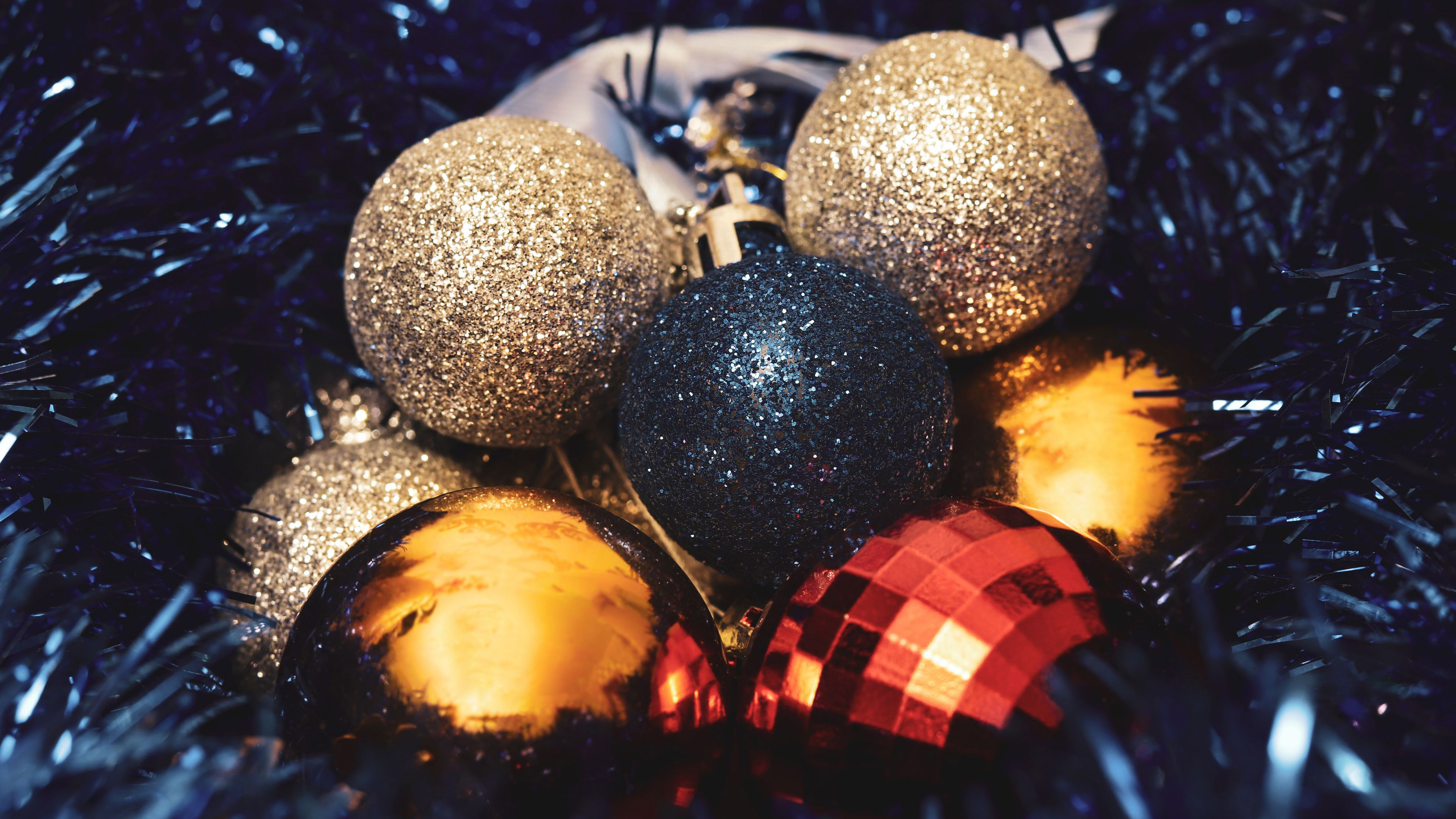 Golden Blue Red Glitter Balls Christmas Decorations Tinsel 4K HD Christmas Wallpaper