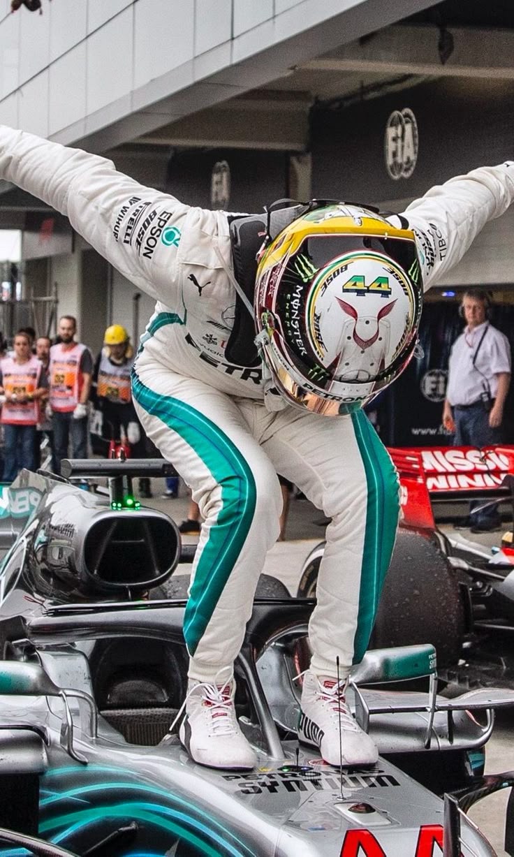 Wheels. Lewis hamilton, Lewis hamilton formula 1, Hamilton