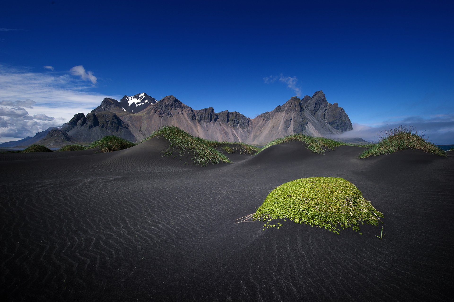 Icelandic Mountain Majesty: Nature's Black Sand Beach HD Wallpaper