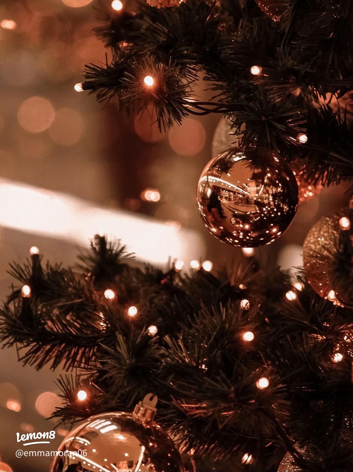 Creative Christmas Wallpaper Ideas for Your Holiday Decor