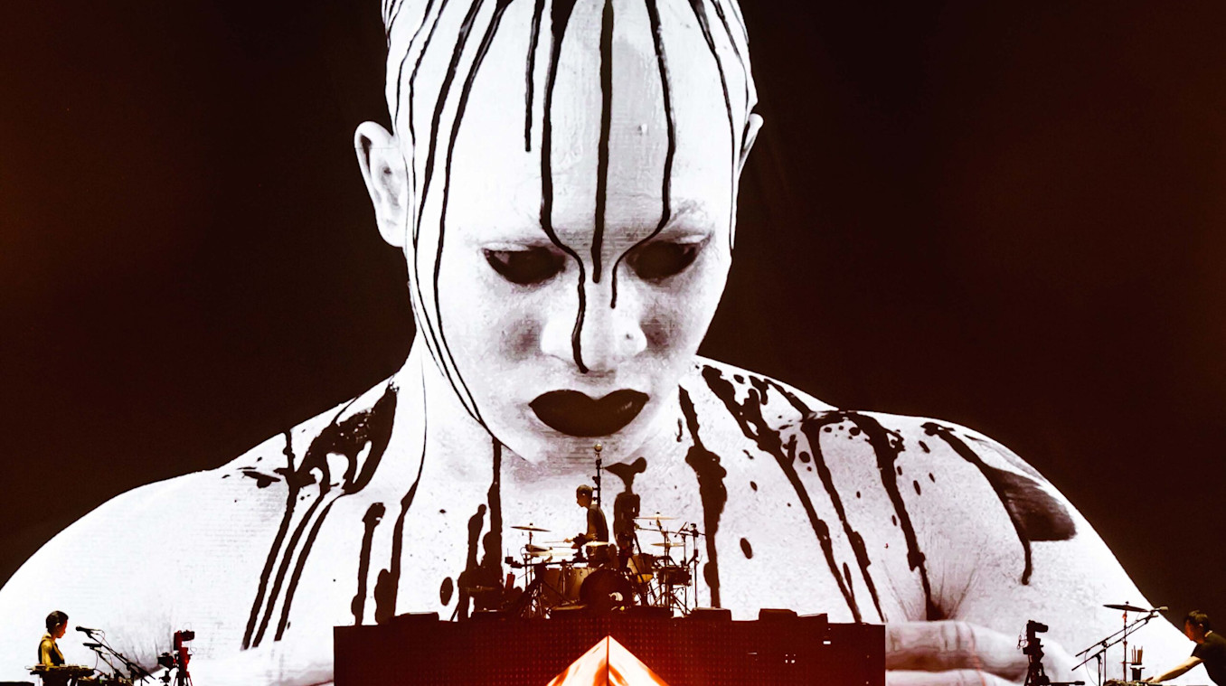 Director Bi Gan's Resurrection Wins Cannes Award: A Surrealist Masterpiece