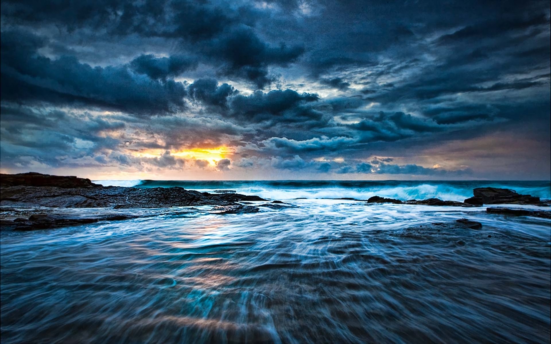 Majestic Blue Horizon: HDR Ocean Sunset Wallpaper