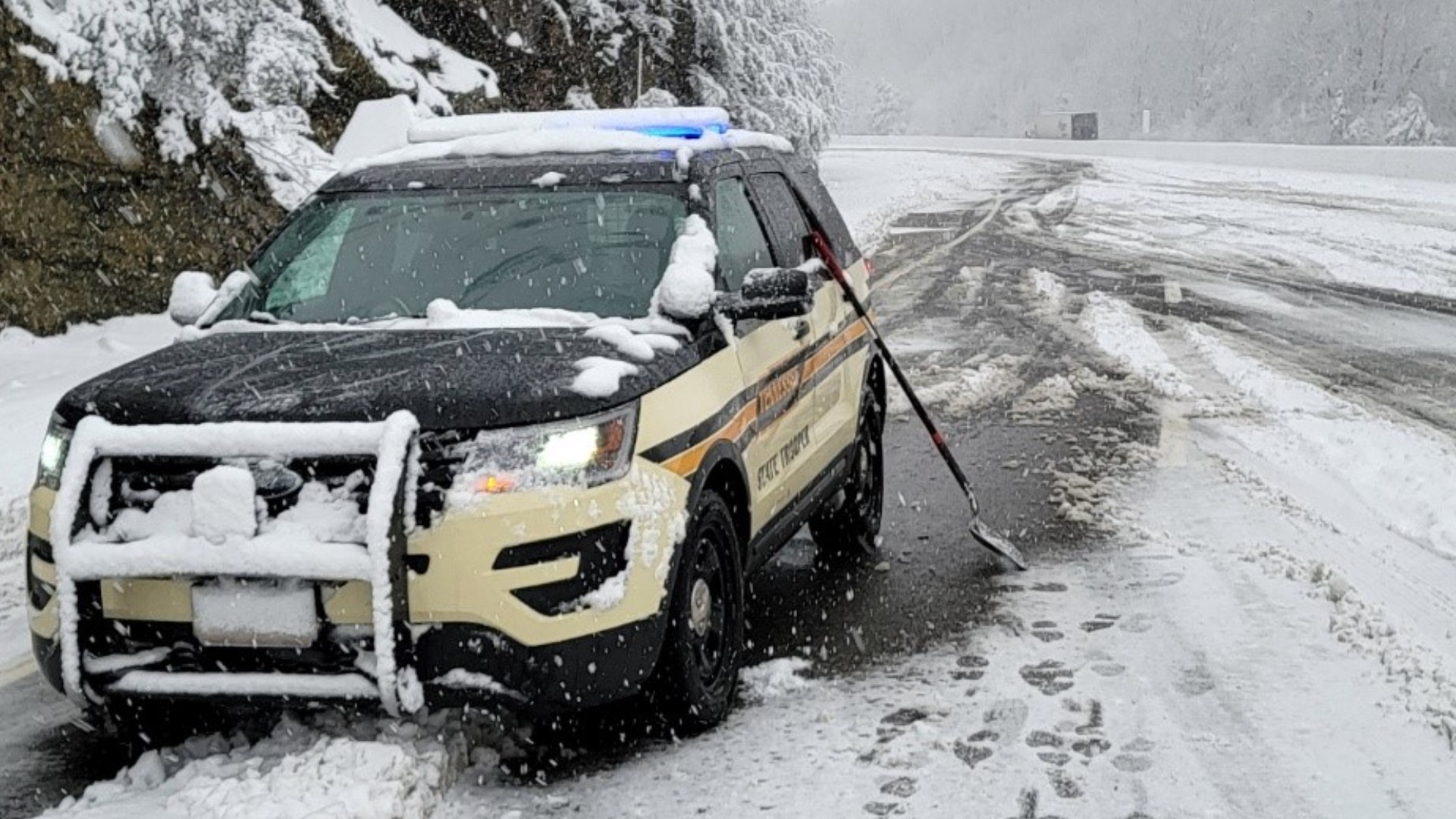 When Cars And Semi Trucks Got Stuck In The Snow, A Tennessee Trooper Grabbed A Shovel And Started Digging