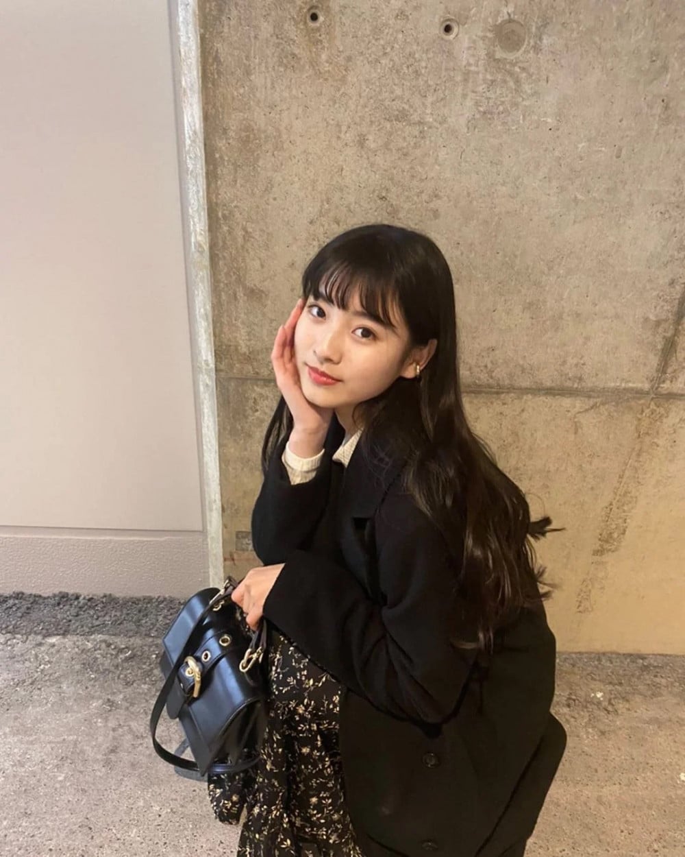 MEOVV's Anna garners attention for her modeling days in Japan