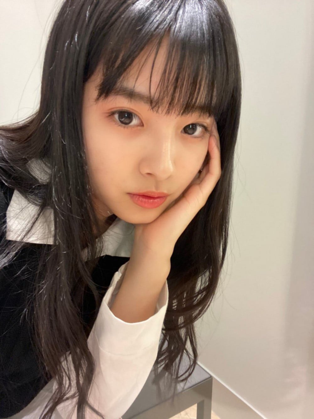 MEOVV's Anna garners attention for her modeling days in Japan