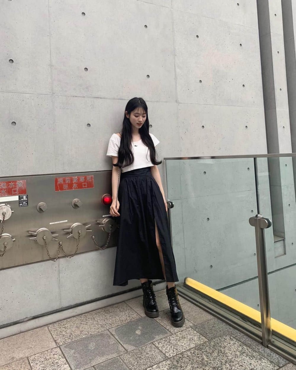 MEOVV's Anna garners attention for her modeling days in Japan