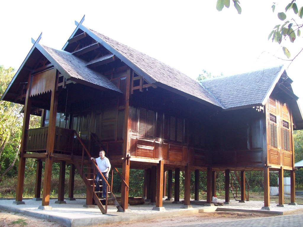 rumah adat bugis. H. HASYIM ARFANI IPONG