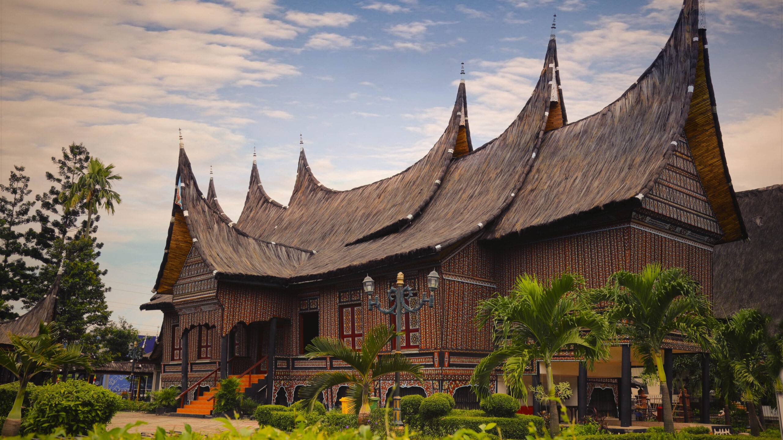 Rumah Adat Padang Tahan Gempa: Nama, Keunikan, Ciri Khas