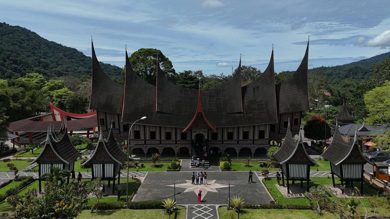 Rumah Adat Indonesia Lengkap Penjelasan, Ciri Khas dan Nilai Arsitekturnya