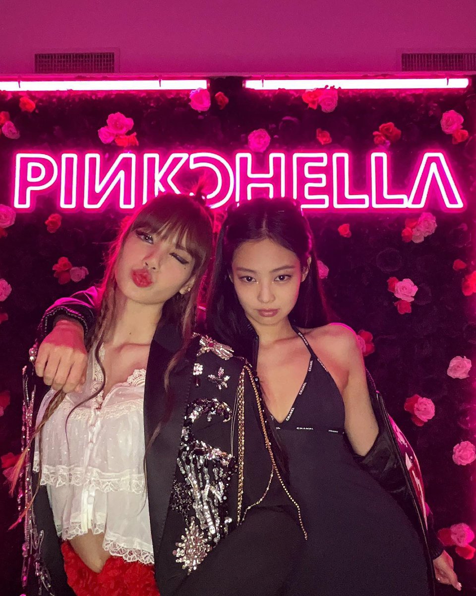 BLACKPINK's Lisa and Jennie look stunning in newly shared photo