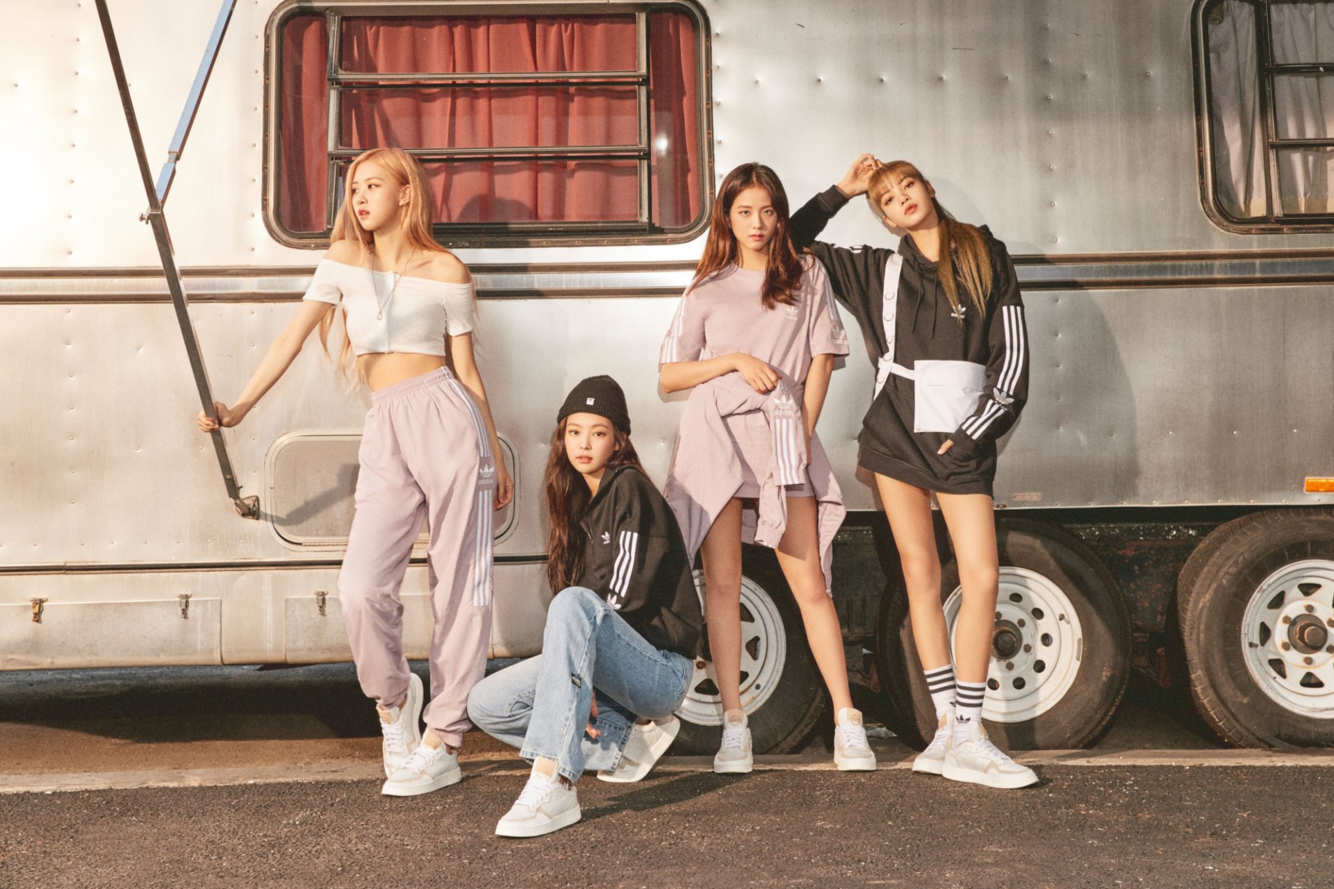 BlackPink Vibes: Jennie, Lisa, Rosé & Jisoo HD Wallpaper Glamour