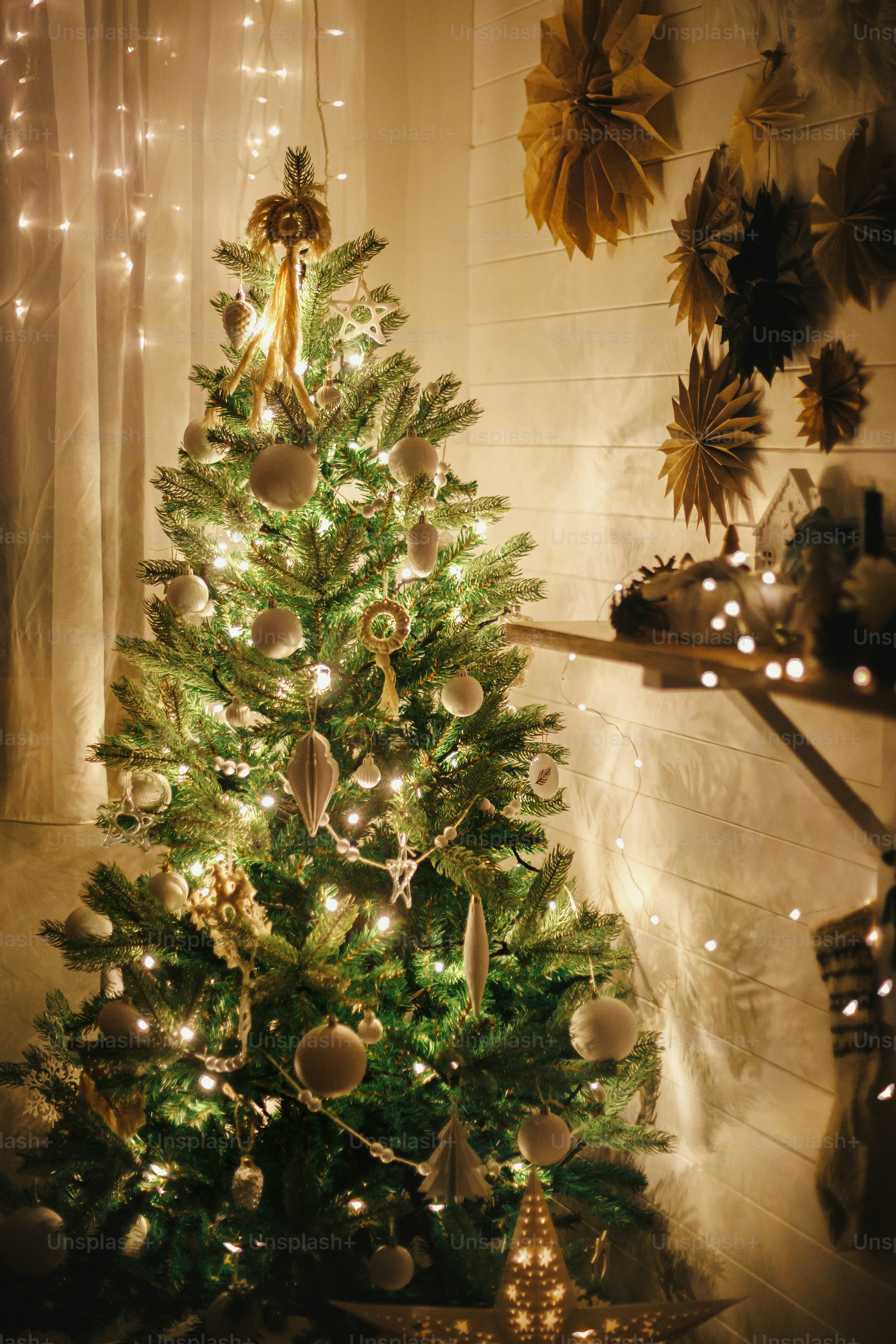 Christmas Tree Picture [4K]. Download Free Image