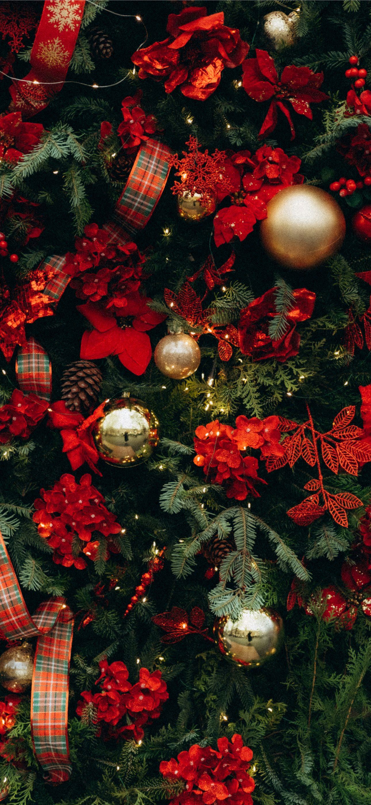 a christmas tree with red and gold ornaments iPhone Wallpaper Free Download