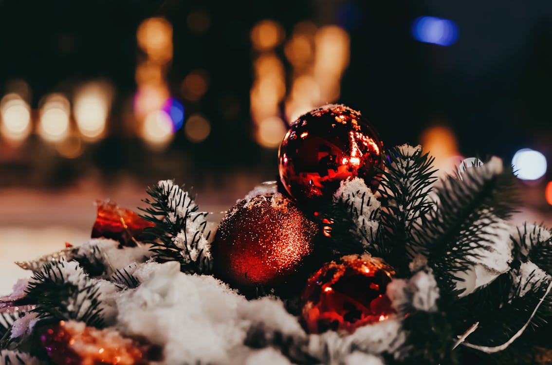 Red Christmas Balls with Snow · Free