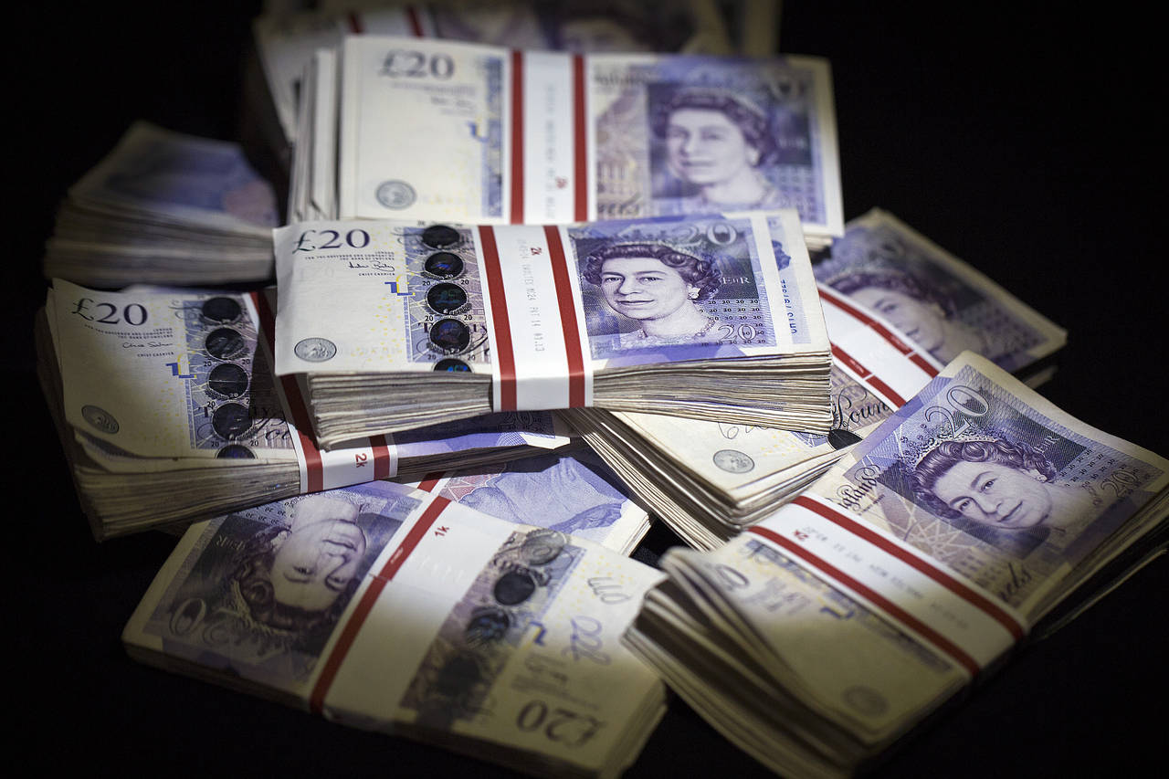 Pound Slumps As BOE Rate Rise Expectations Recede