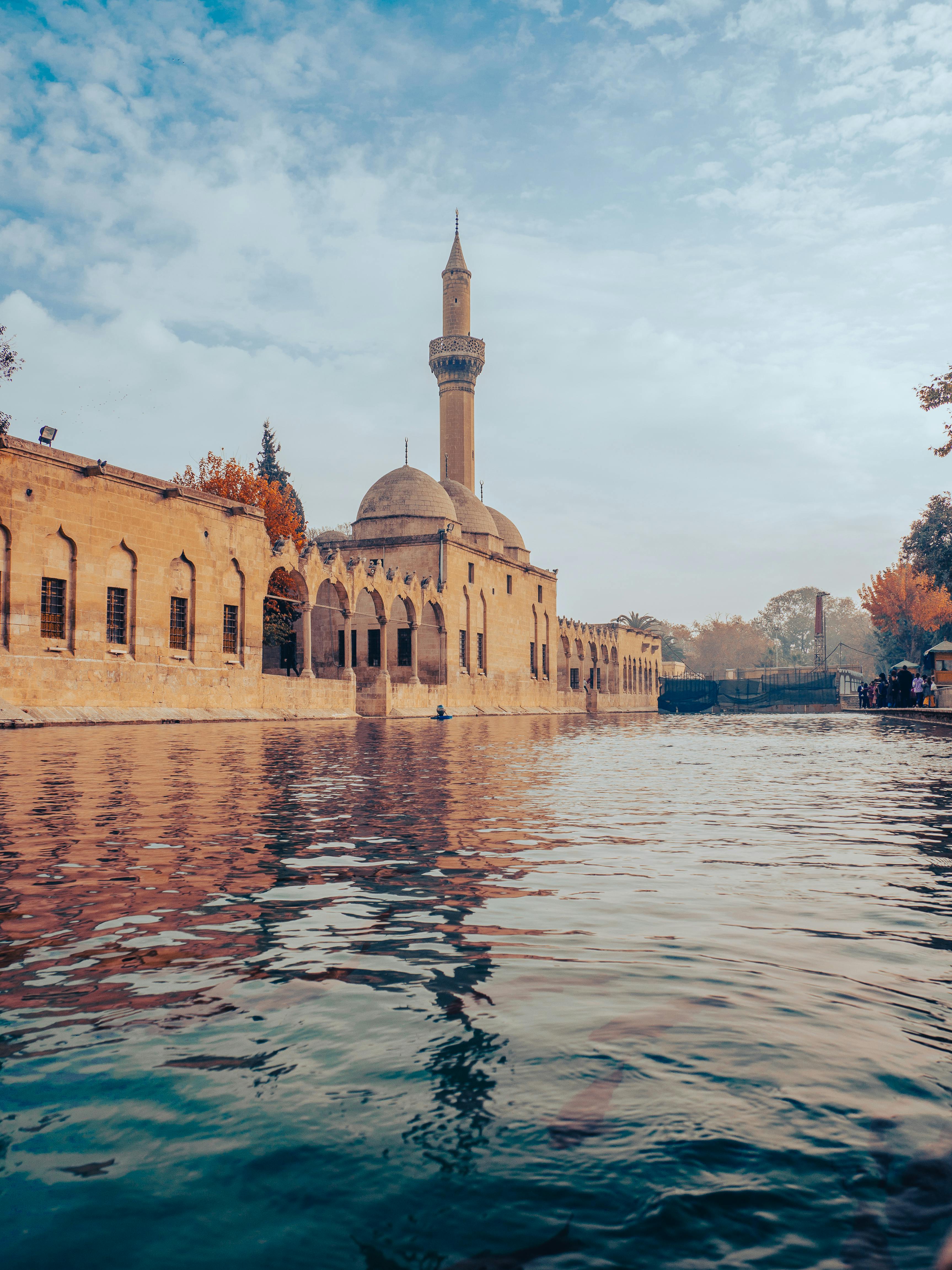 Mosque with Minaret near Pond in Town · Free