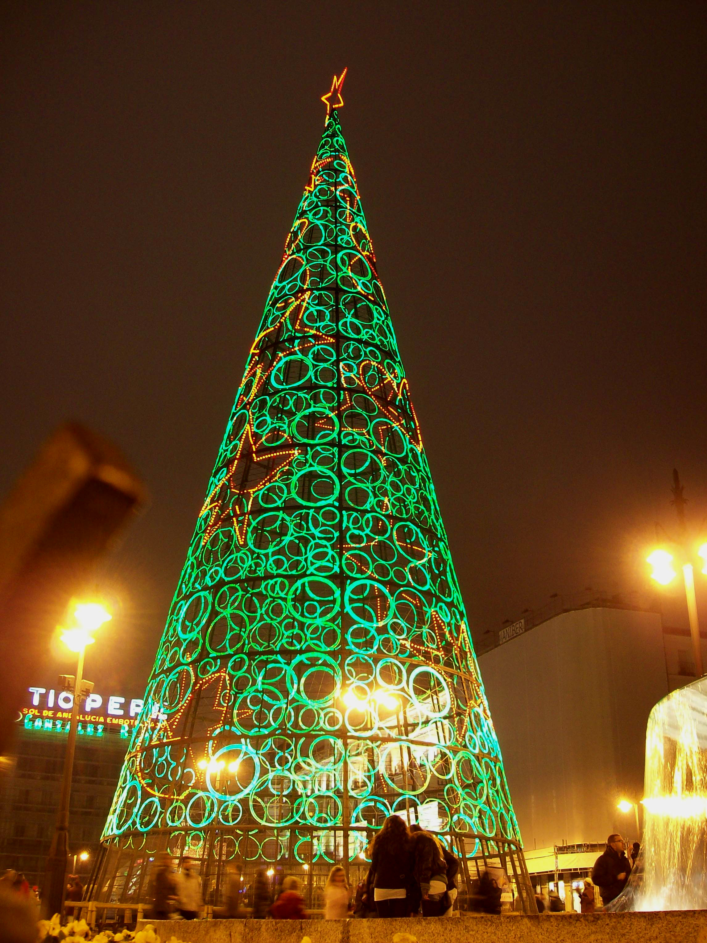 Árbol navideño luminoso en Madrid