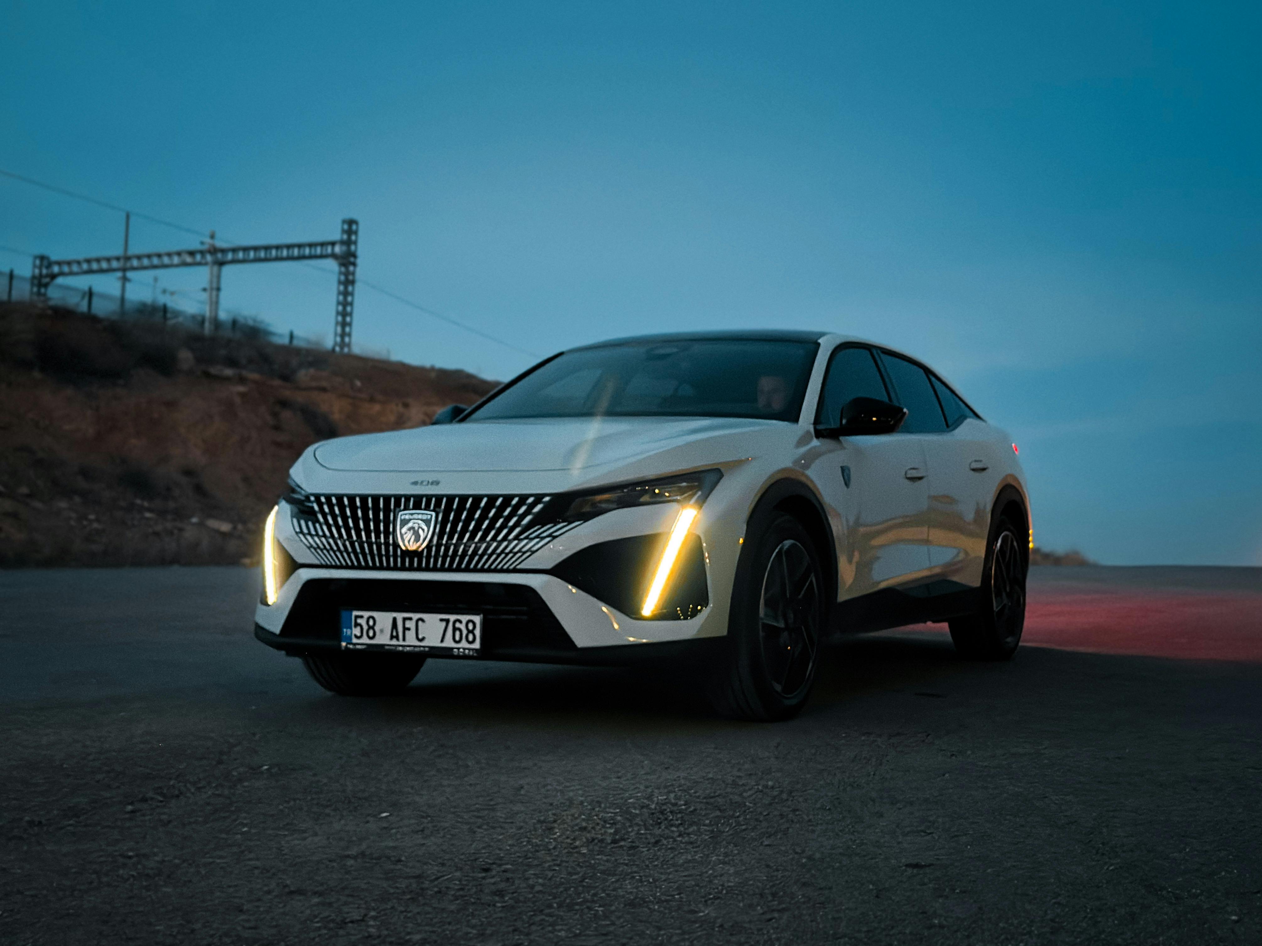 White Peugeot 408 · Free