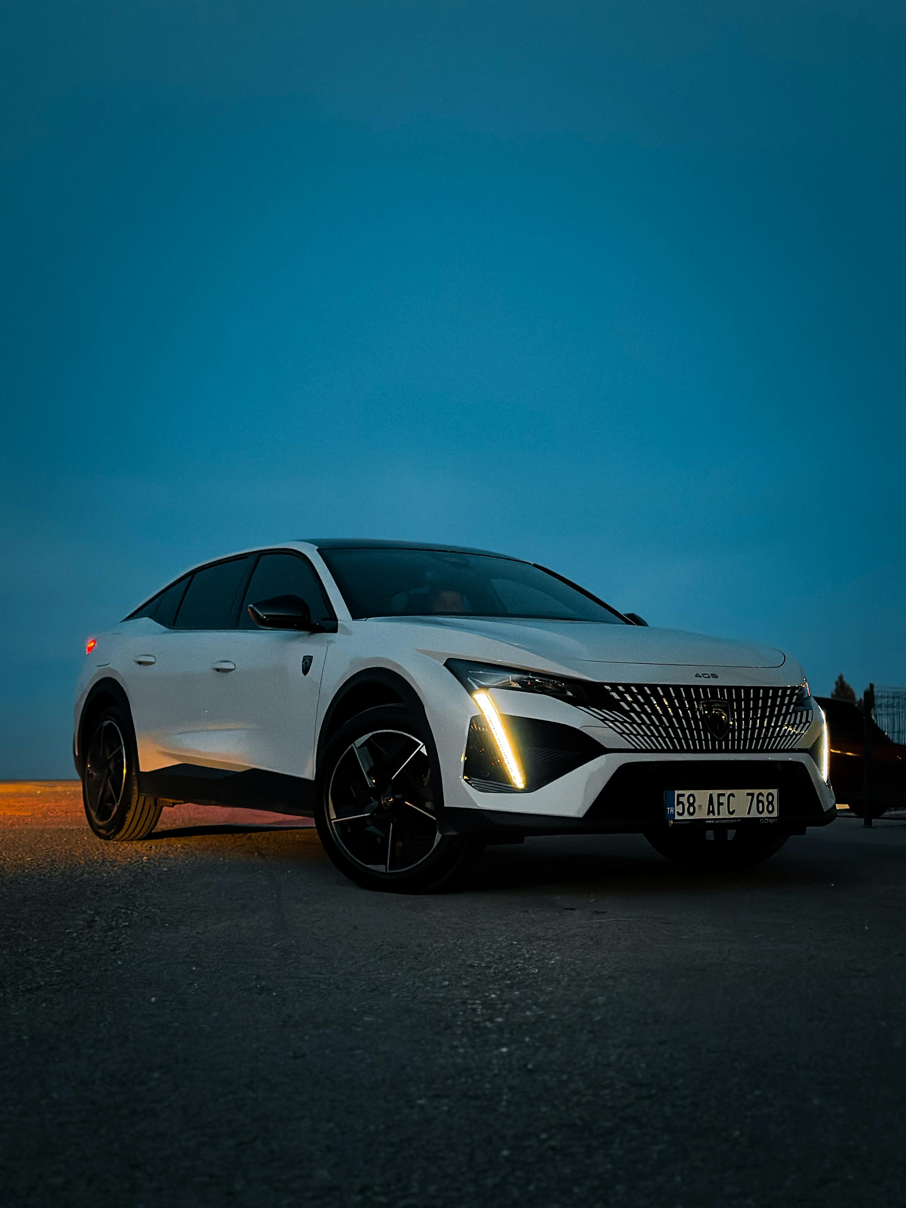 White Peugeot 408 · Free