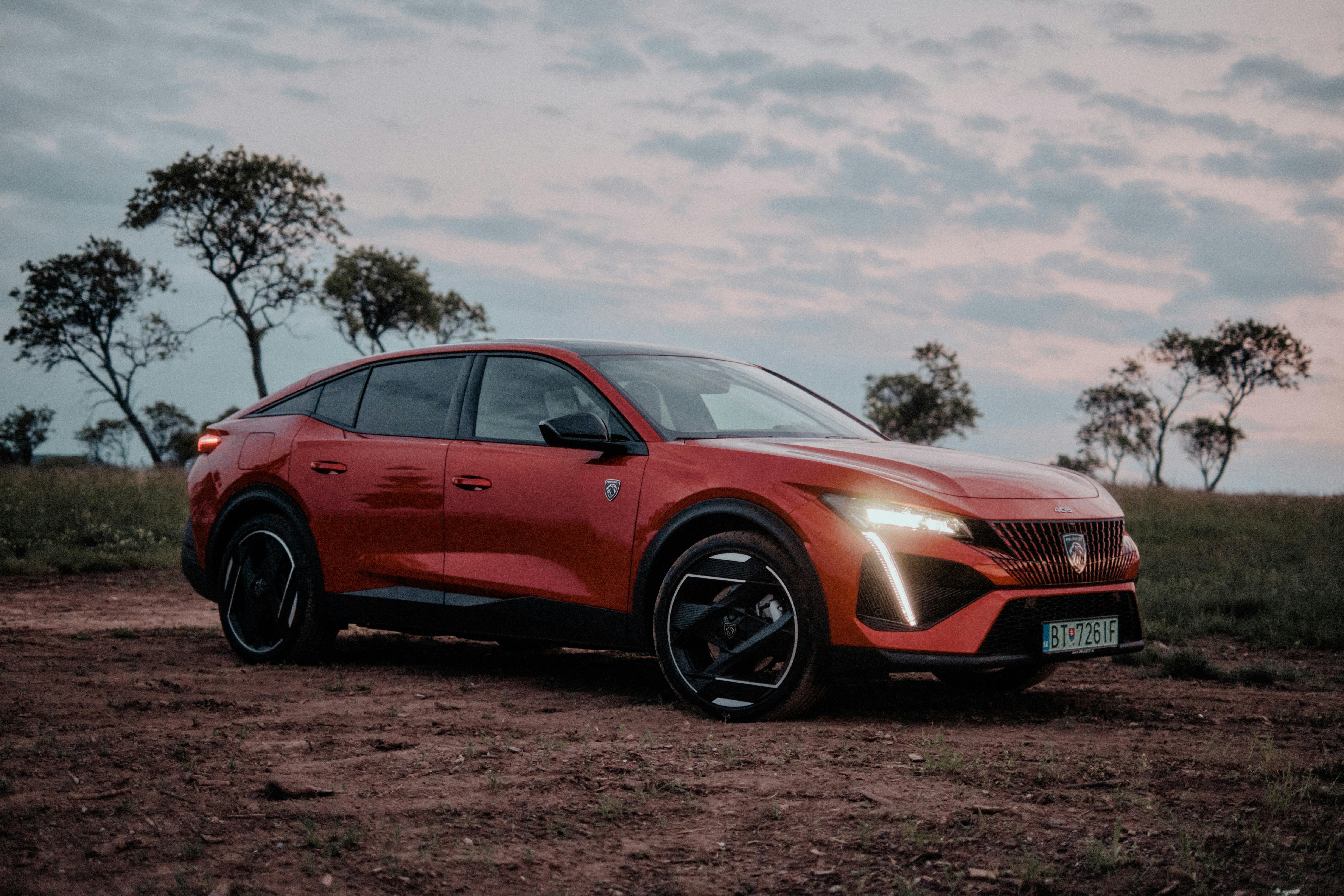 White Peugeot 408 · Free