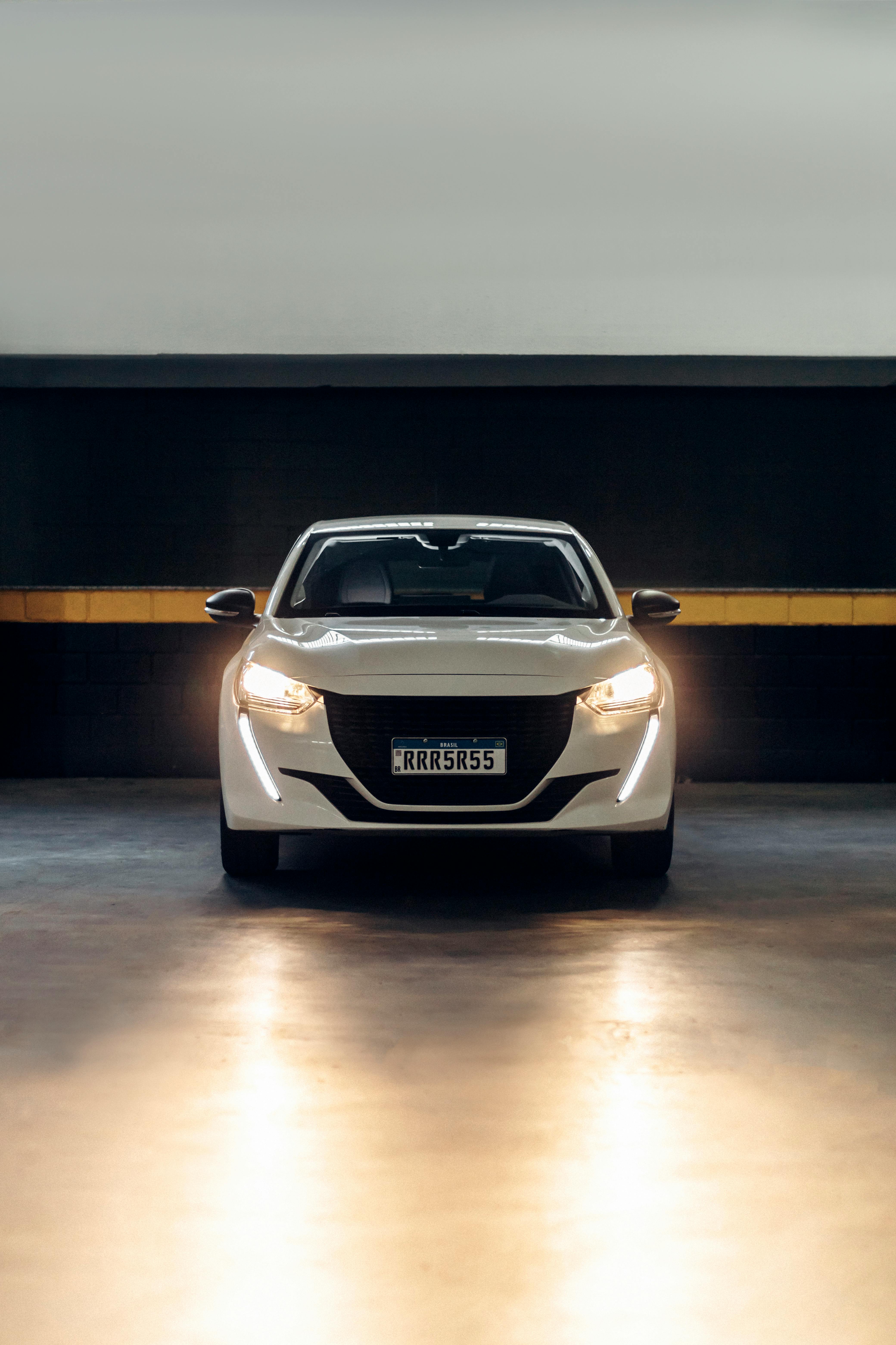 White Peugeot 408 · Free