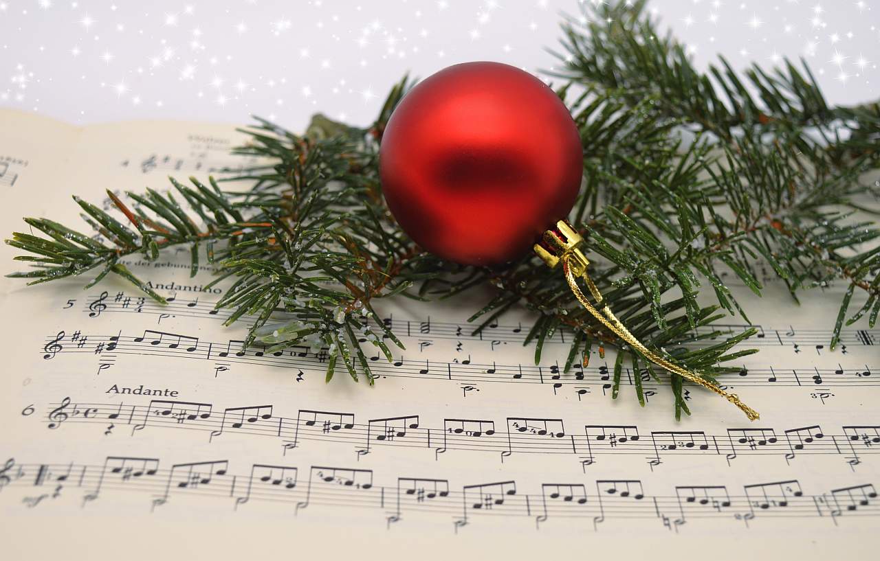 The 12 Best Christmas Songs to Play on Violin [Free Sheet Music]