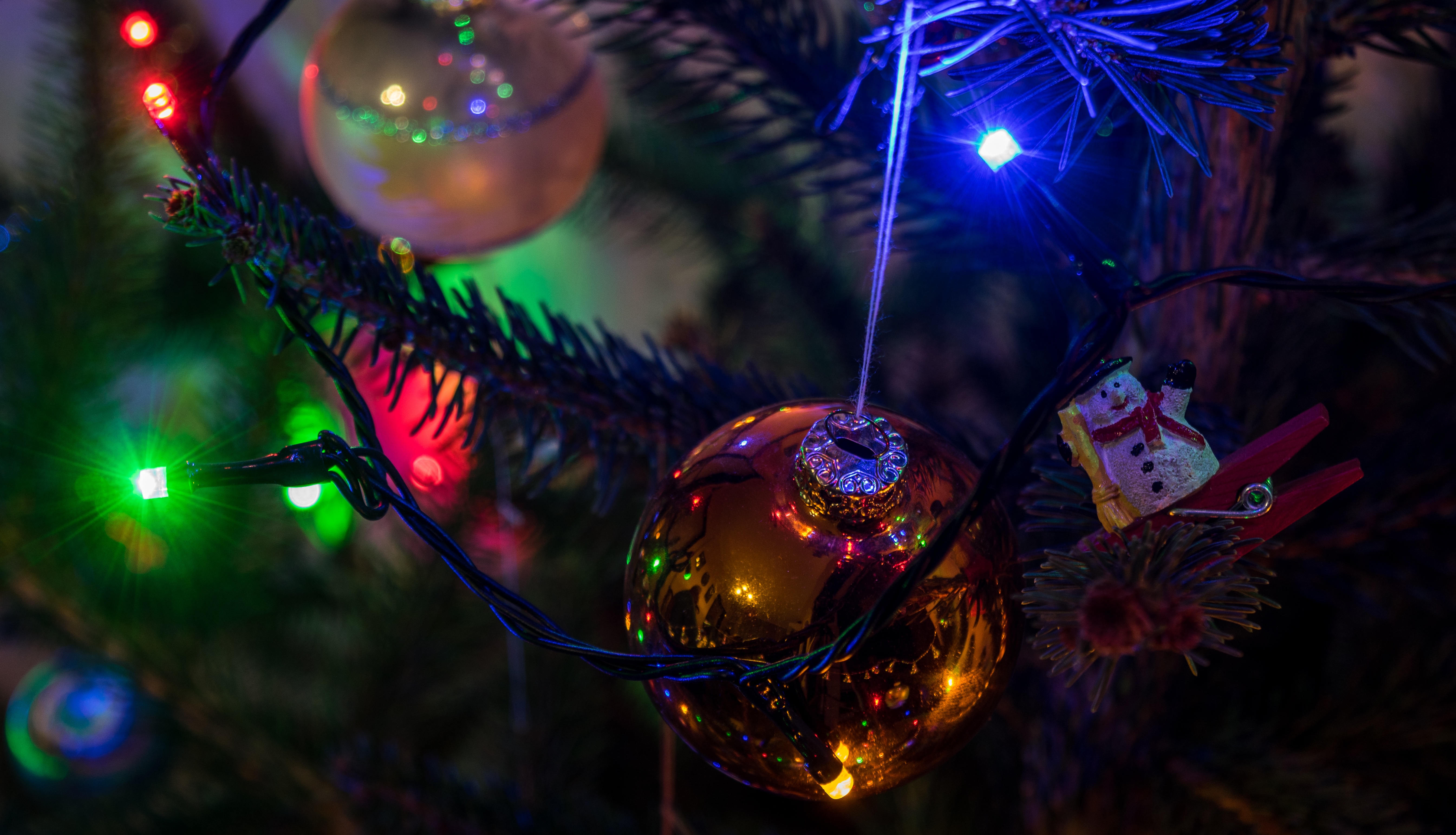 Free Image, light, night, darkness, toy, christmas tree, christmas decoration, screenshot, macro photography, christmas lights, computer wallpaper, fractal art 5377x3085