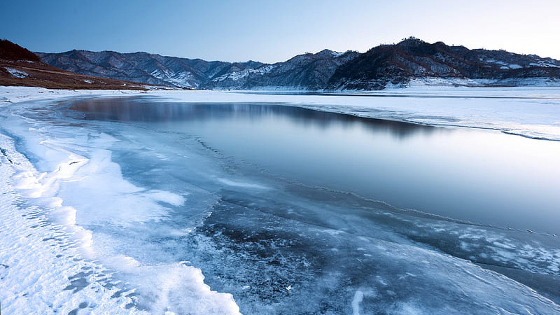 Frozen Lake Scenery In Mountains Background HD Winter Wallpaper