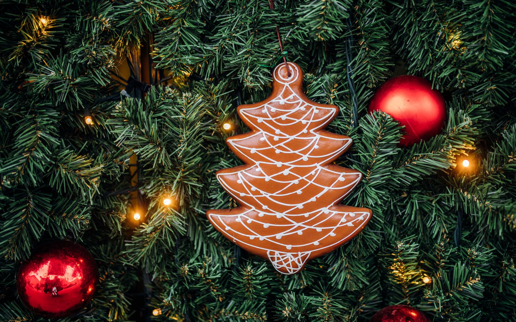 Download wallpaper 1680x1050 christmas tree, decoration, garland, holiday, new year, christmas widescreen 16:10 HD background