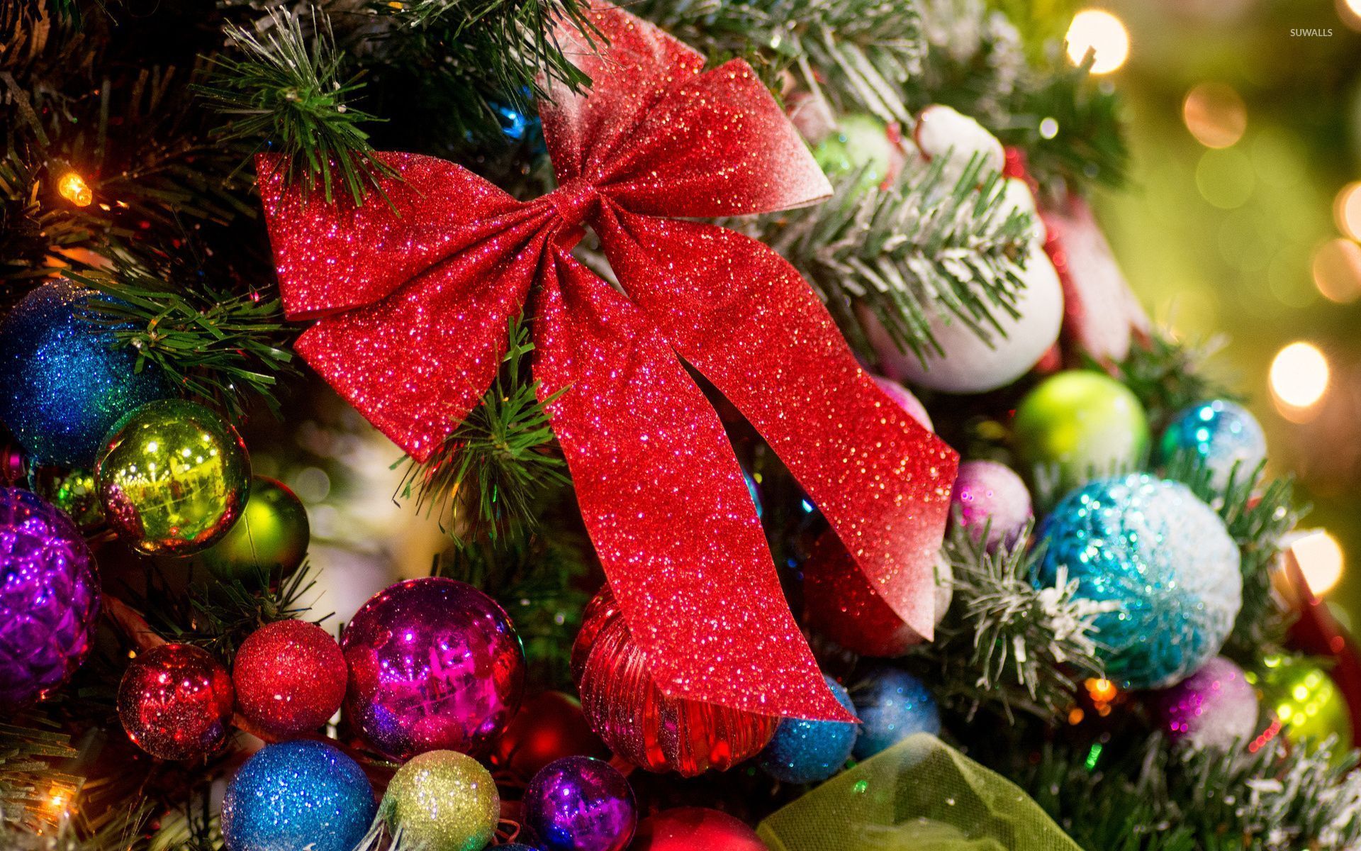 Sparkly red bow in the Christmas tree wallpaper wallpaper