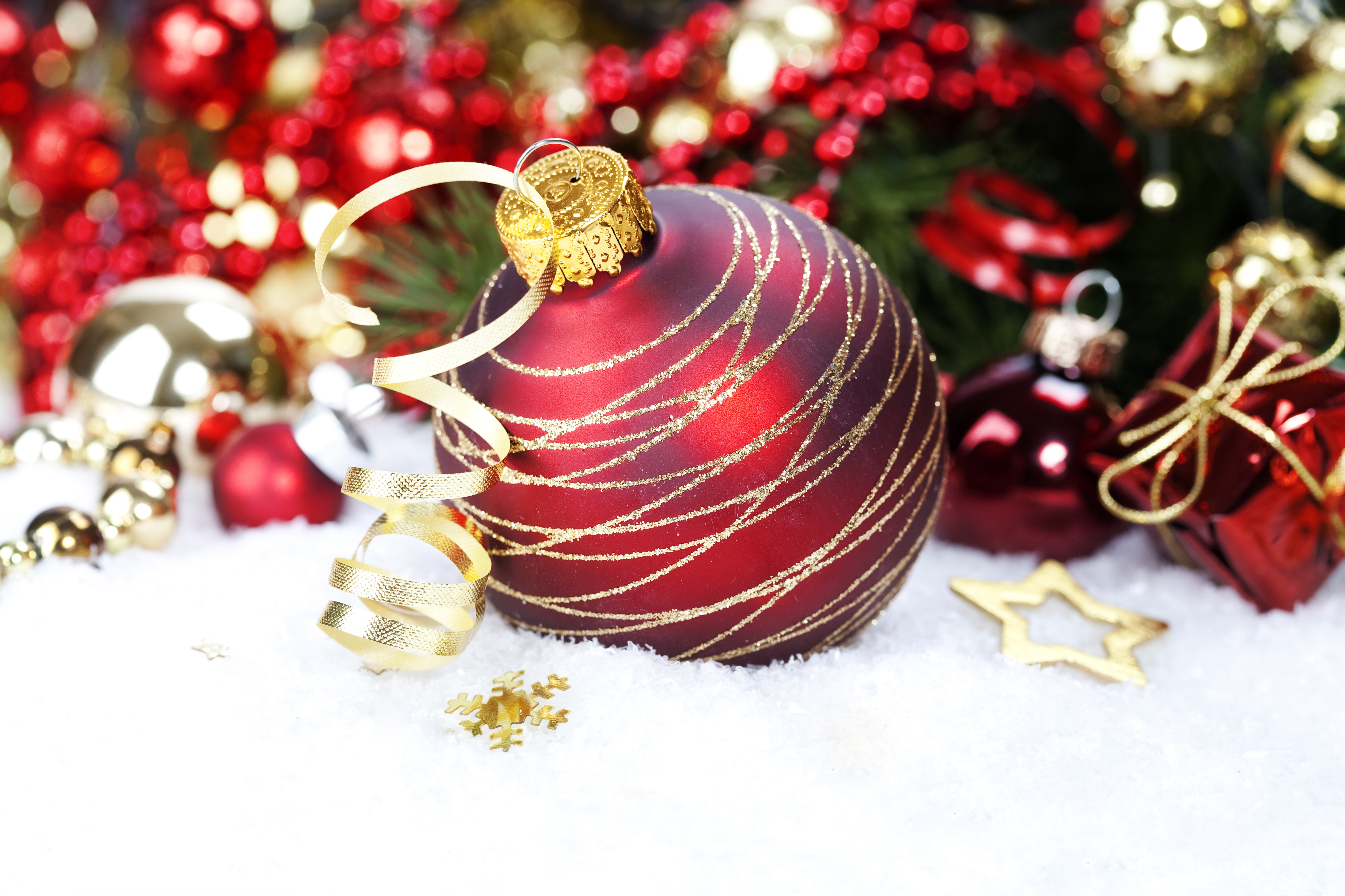 5K Ultra HD Holiday Bokeh: Red Christmas Ornaments Wallpaper