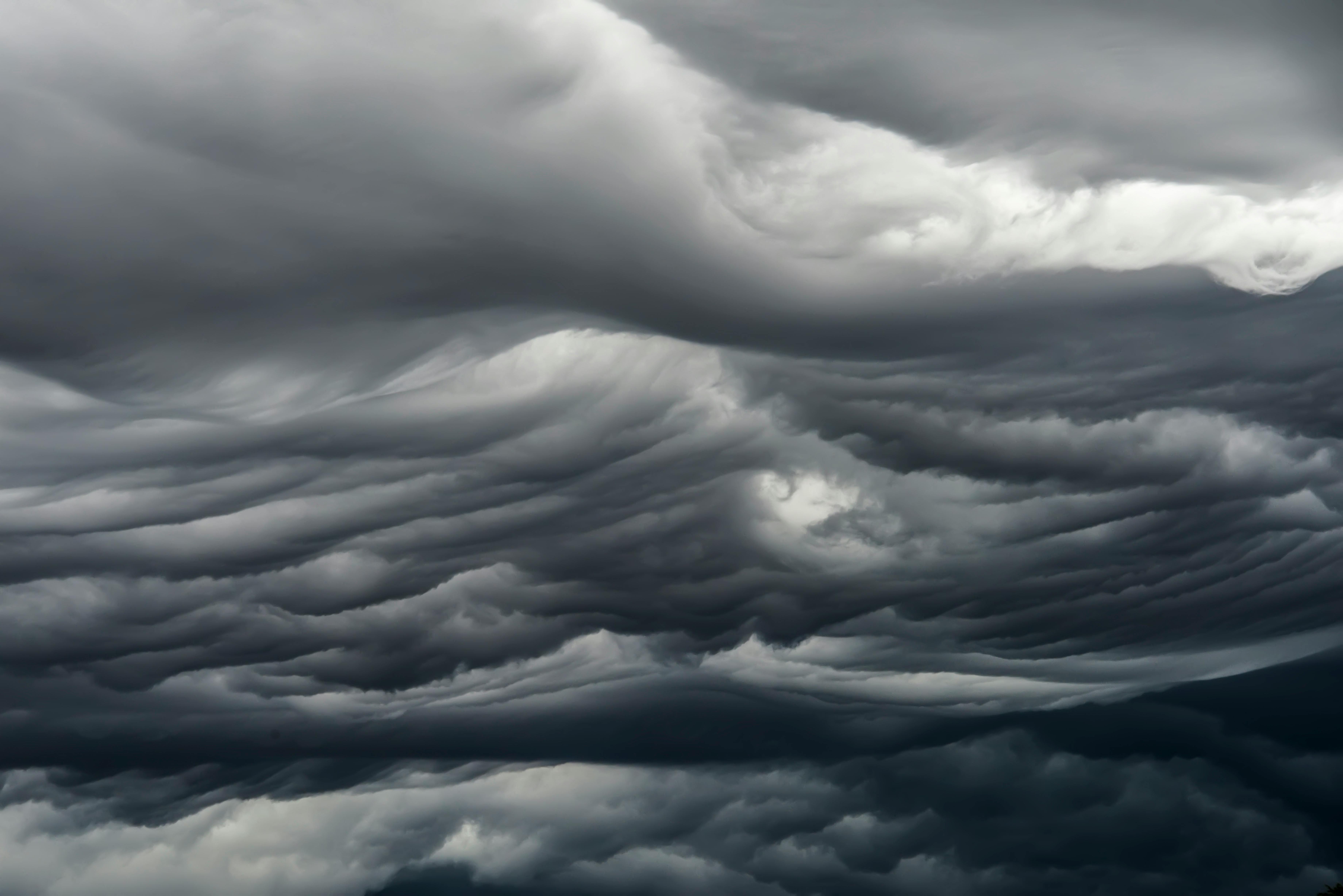 Asperitas dark clouds in gloomy sky · Free