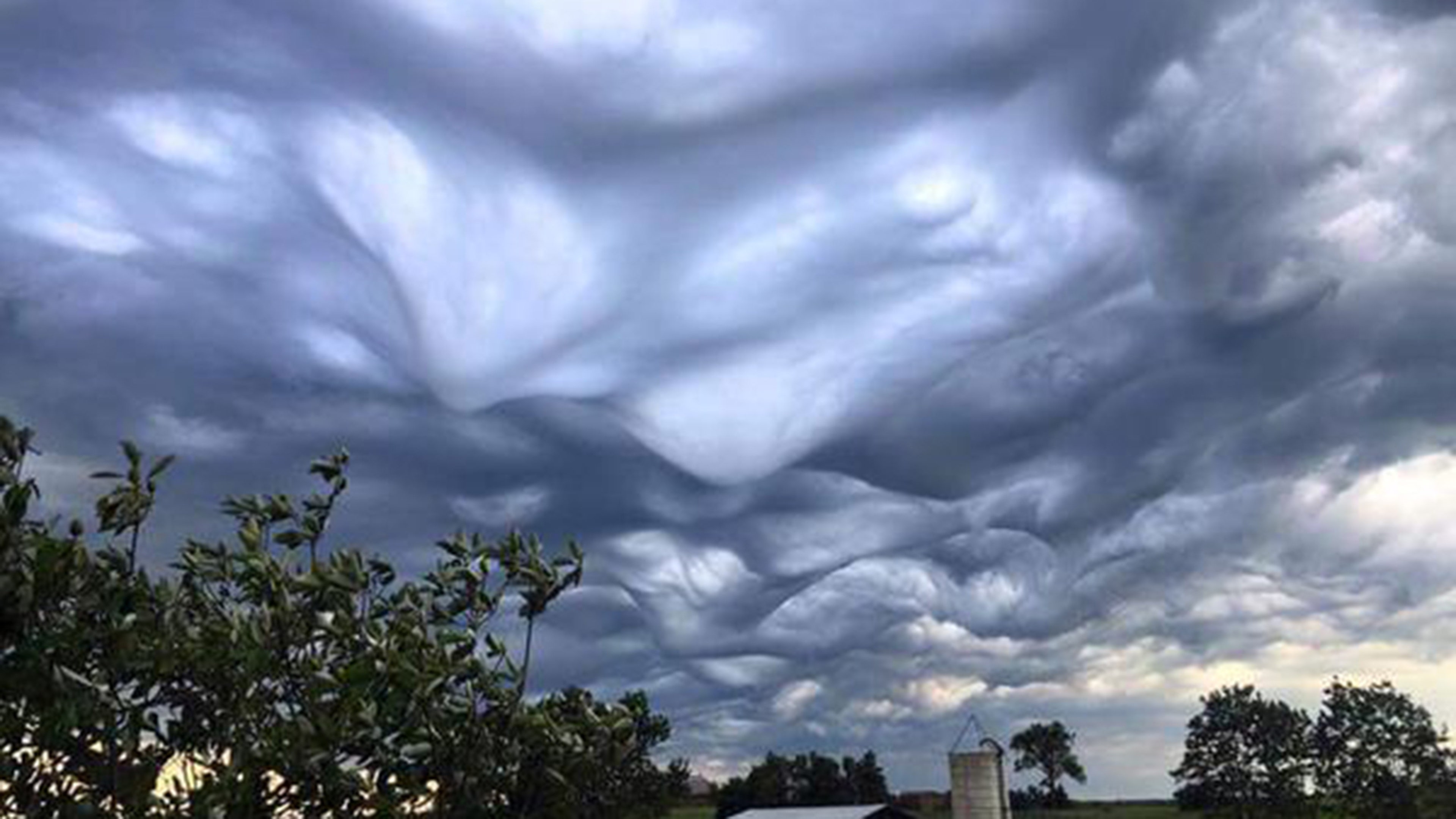 Spectacular Undulatus Asperatus Cloud Image Captured in Kentucky, Ohio. The Weather Channel
