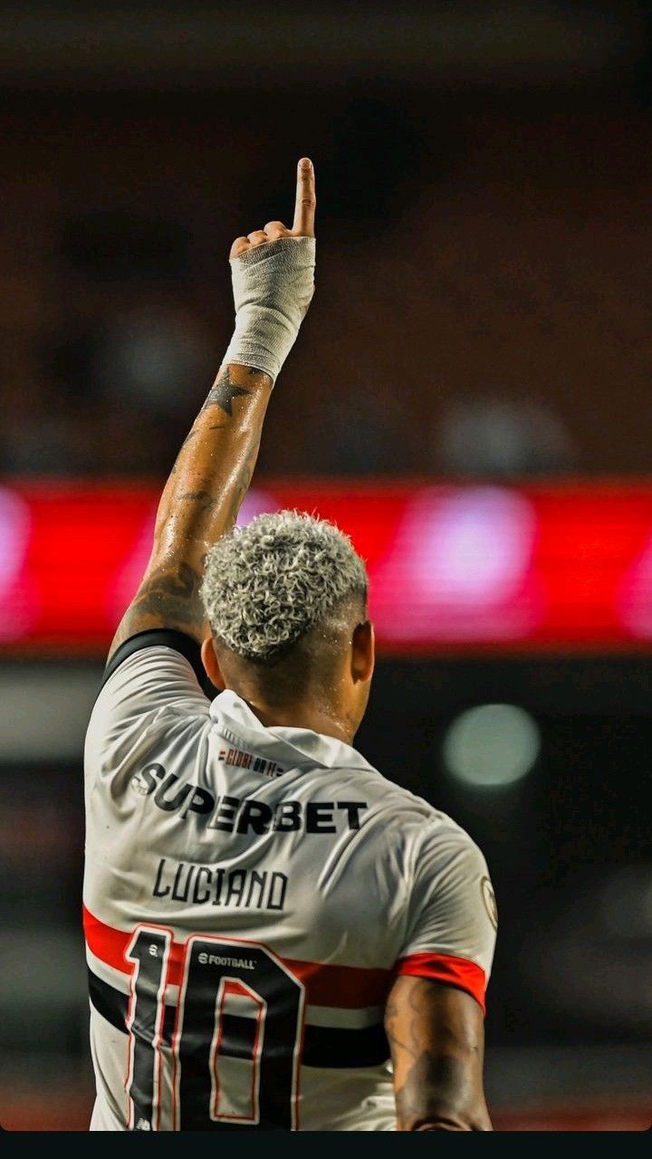 LUCIANO WALLPAPER