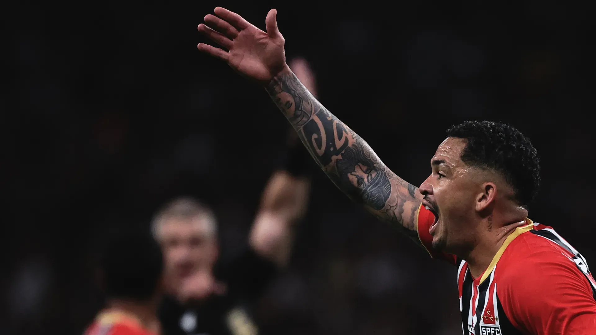 Luciano tem mais cartões do que gols pelo São Paulo no Brasileirão