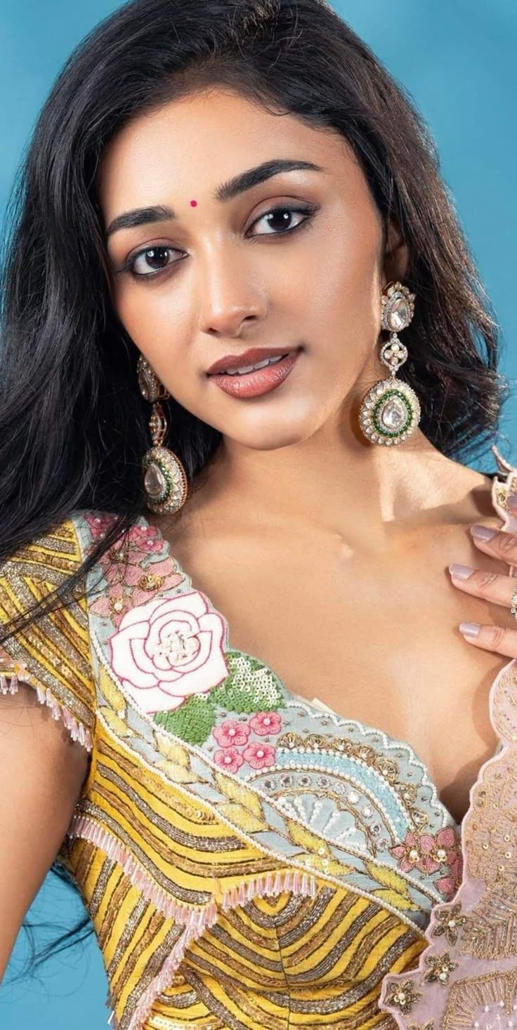 Celebrity hairstyles, Celebrity dresses, Beautiful smile women