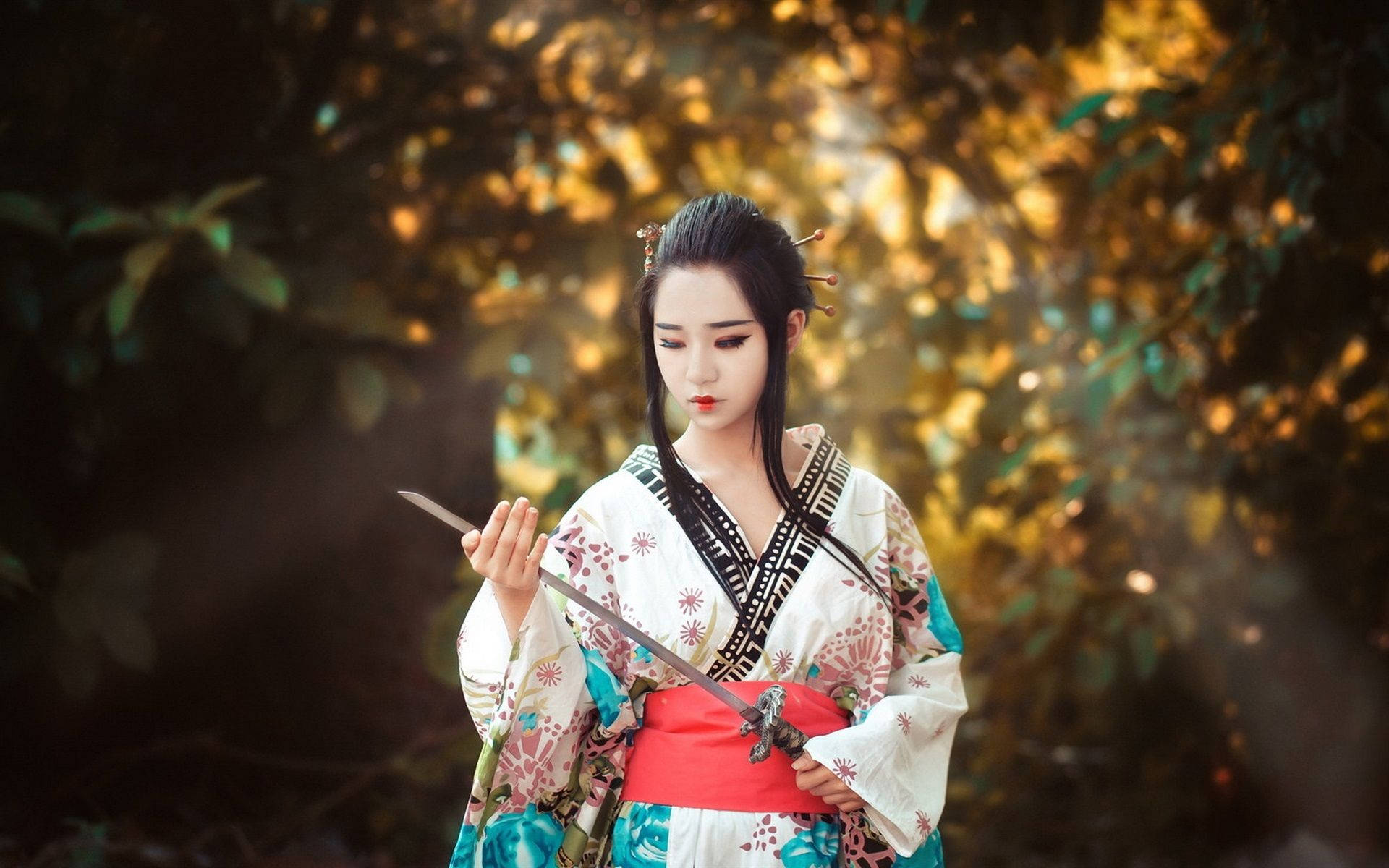 Download Japan Girl In A Kimono With A Sword Wallpaper