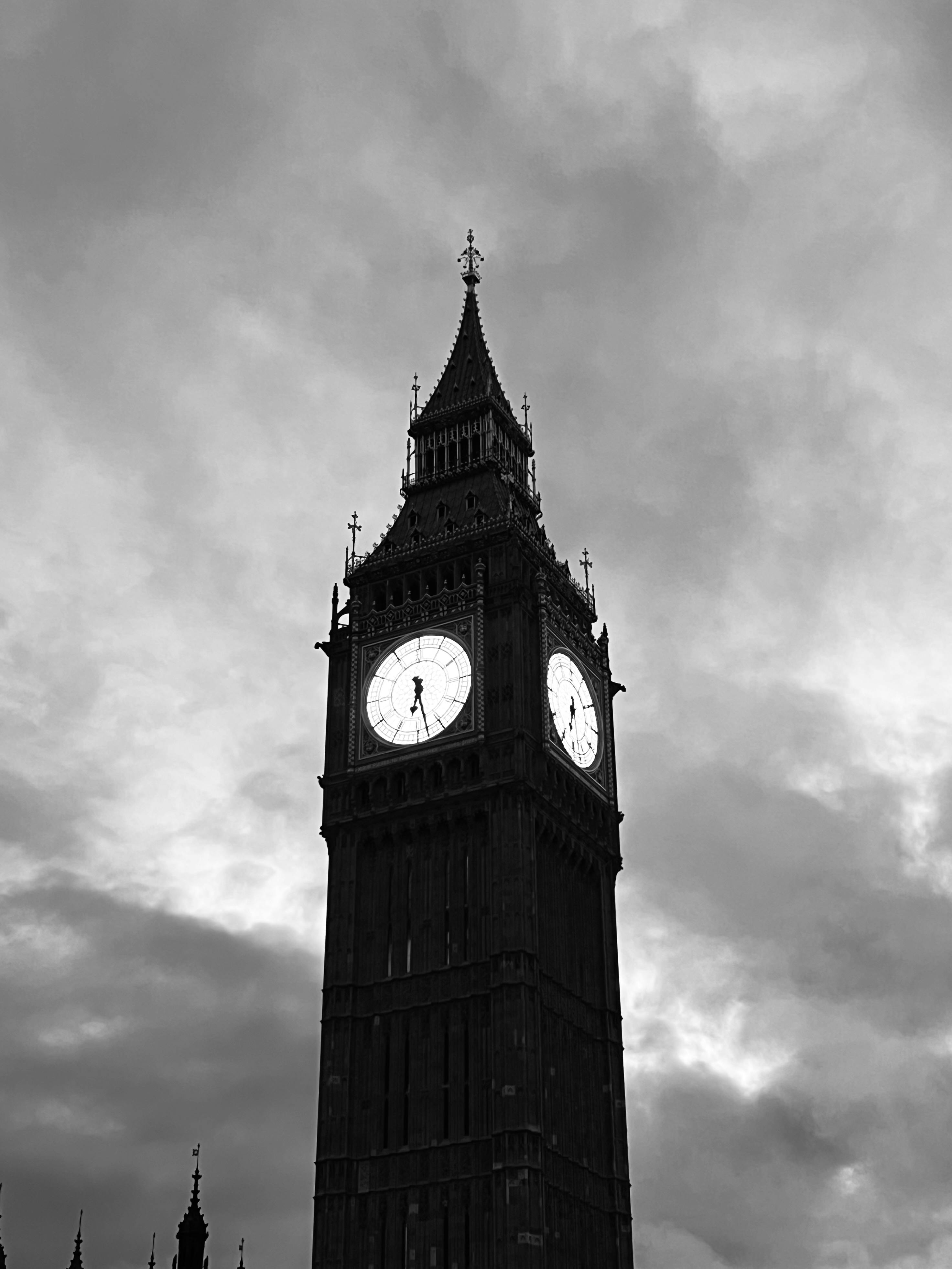 Black And White Shot of Big Ben in London with the Clock at 4:05 pm · Free