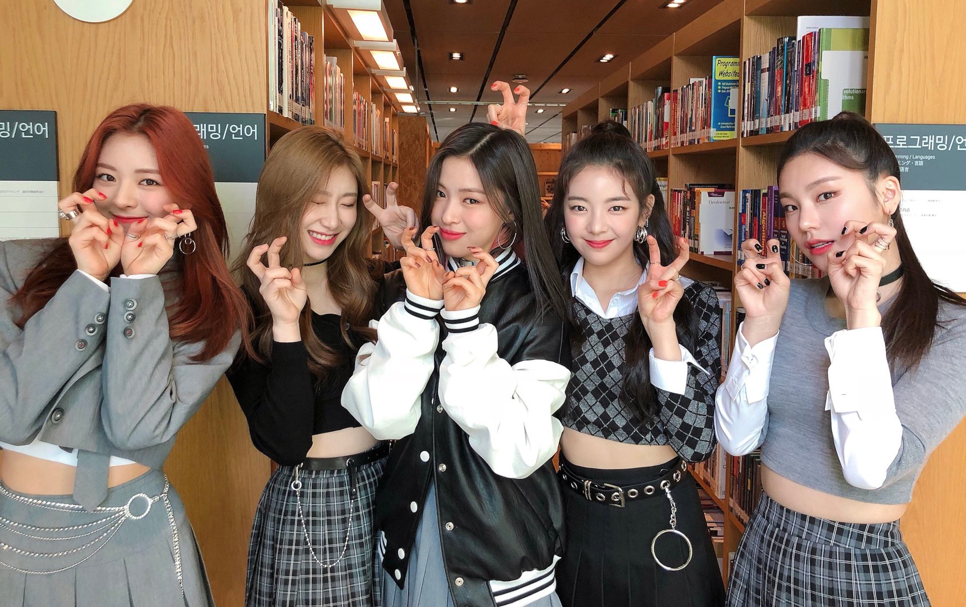 ITZY K Pop Group HD Desktop Wallpaper