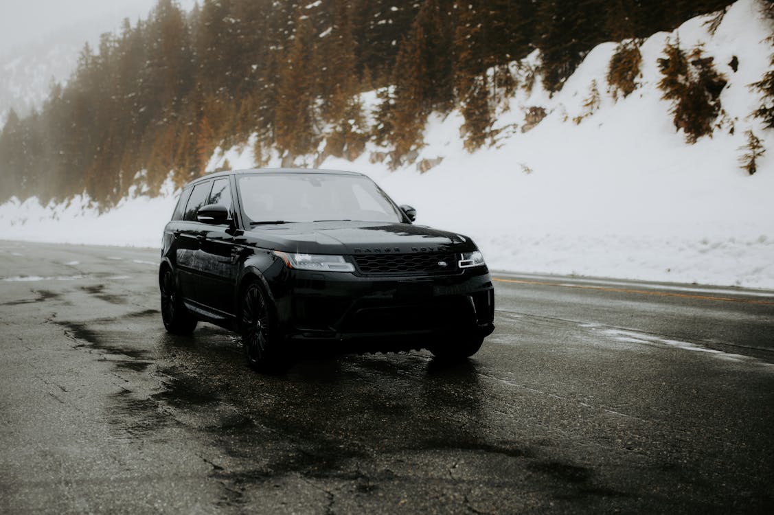 Black Range Rover Sport on Road in Winter · Free